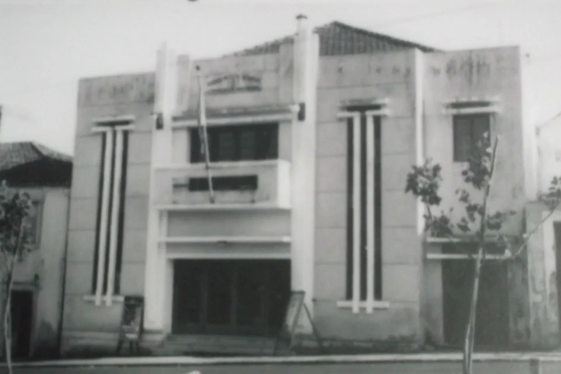 A fachada da sede da Sociedade Musical de Caneças, no Largo Vieira Caldas, numa fotografia antiga